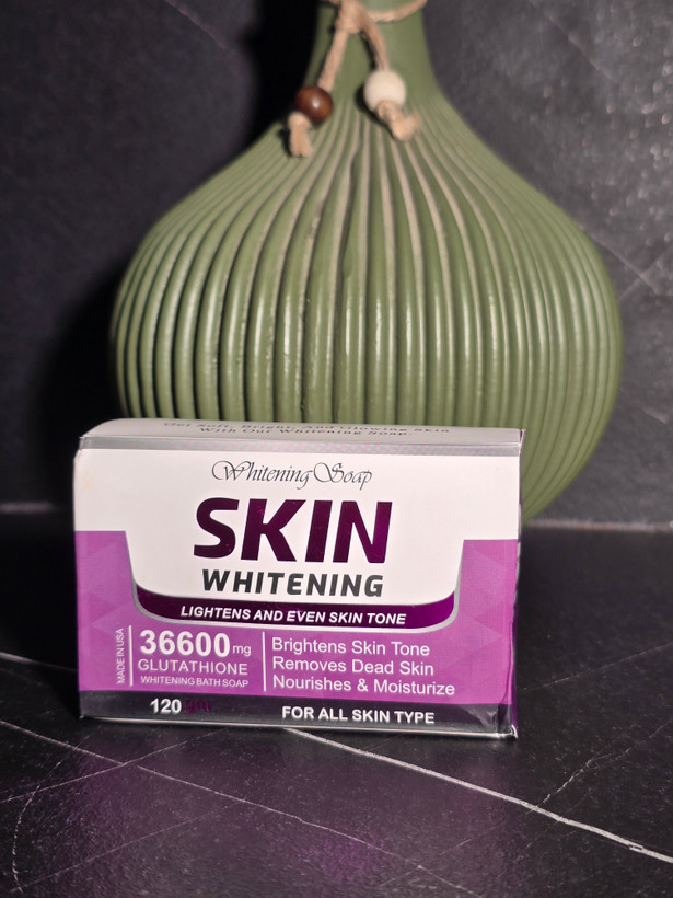 صابون سفیدکننده SKIN Whitening با گلوتاتیون ۳۶۶۰۰mg، شویندهای روشنکننده و مراقبتی است که به پاکسازی سلولهای مرده، شفافتر شدن پوست، یکنواخت شدن رنگ پوست و حفظ لطافت و رطوبت آن کمک میکند.